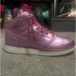 I’m looking to sell these Jordan 1 mid Pink Rise. They are a Woman’s 7 and used.